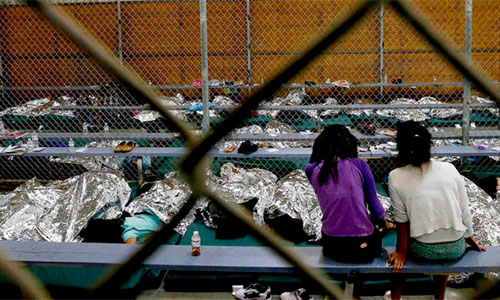 Al menos 463 padres inmigrantes podrían haber sido deportados sin sus hijos